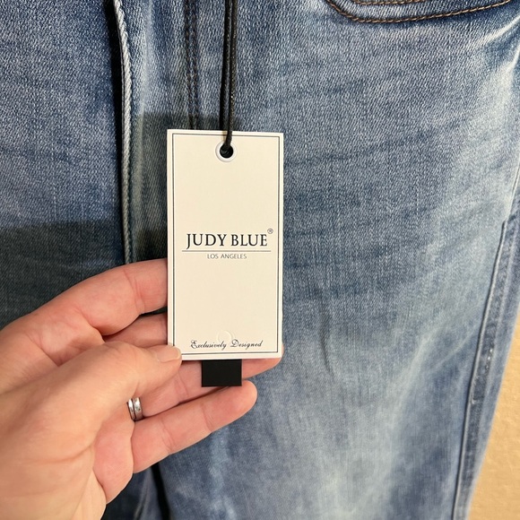 🆕 Judy Blue Light Wash Denim Jeans - Picture 2 of 7